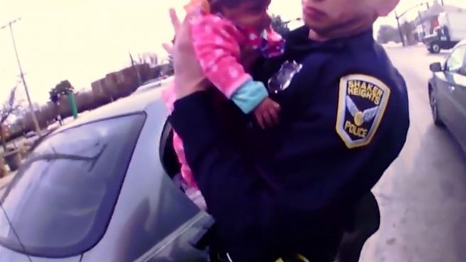 go to Fast erstickt: Polizisten retten zwei Monate altes Baby